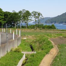 吉浜駅から5分ほどで海辺へ出られる道があります。