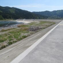 復旧なった防潮堤の上を歩いてみましょう。