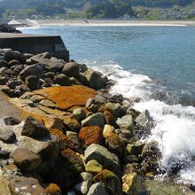 岩場の多い海岸線もあります。