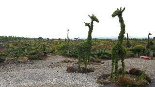 途中の大量のトピアリーが異世界風味