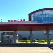 「なまはげ」と「秋田犬」がお出迎え