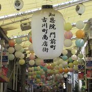 レトロな雰囲気を残す商店街ね