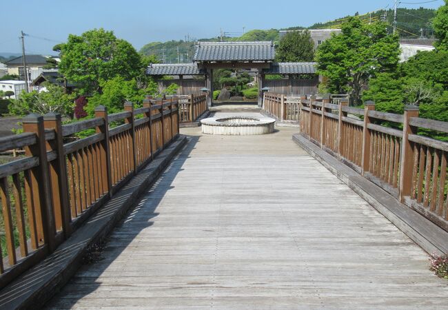 武家屋敷の入口に造られています