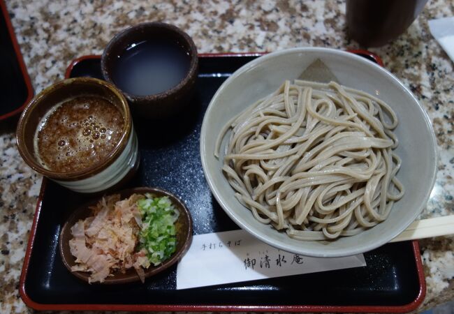 行列の人気店。おろし蕎麦が名物。辛味大根が辛い。