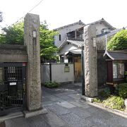 本堂と一緒に住宅も建てられている一般的なお寺