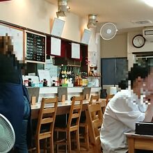 カウンター席、テーブル席、そして小上がりの店内。