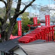 街の中に突然表れる鳥居