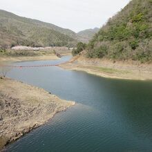 宮川内ダムによって堰き止められた人造湖に面しています