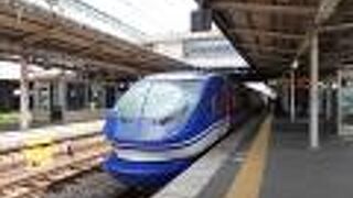 丸っこい青い車体が目を引きます