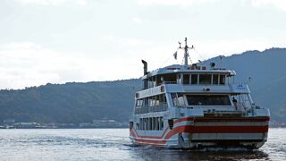 観光客が宮島に渡る唯一の方法：宮島フェリー