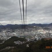 夜の時間には、夜景を見る観光客で混み合っているそうです。