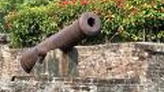 大砲が並んで海を向いている