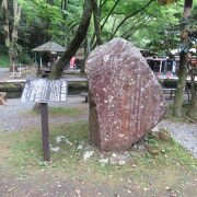 若山牧水歌碑と並んで建っています