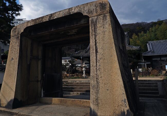 アフロヘアのようなボリュームのある螺髪をしている本尊が印象的：持光寺