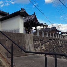 民家の2階屋根を優に超える高さにある宝土寺