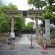 阪急十三駅から徒歩数分の所にある神社です。