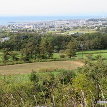 展望台から見た伊達市街地と噴火湾。対岸の駒ケ岳は見えず残念。