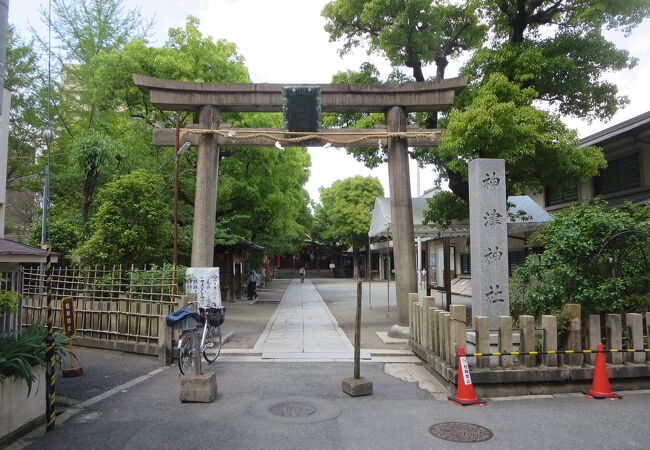 阪急十三駅から徒歩数分の所にある神社です。