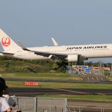 ほとんどの着陸機、特に２タミ利用の会社はこちらに降ります