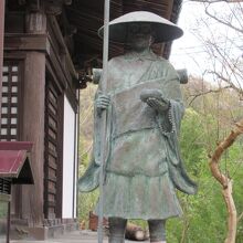 草鞋を履いた弘法大師像