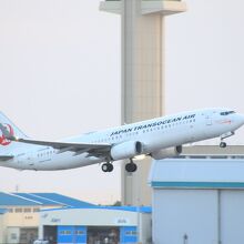 Ａ滑走路から離陸するＪＴＡのＢ７３８