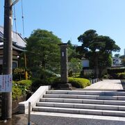 木々も適度にある落ち着いた感じの寺院