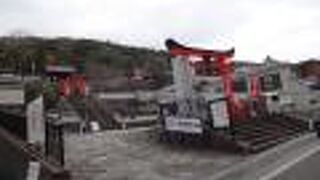 下から見上げると、朱色の門が鮮やかで綺麗でした。