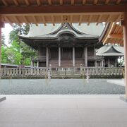 珍しい横参道の神社です