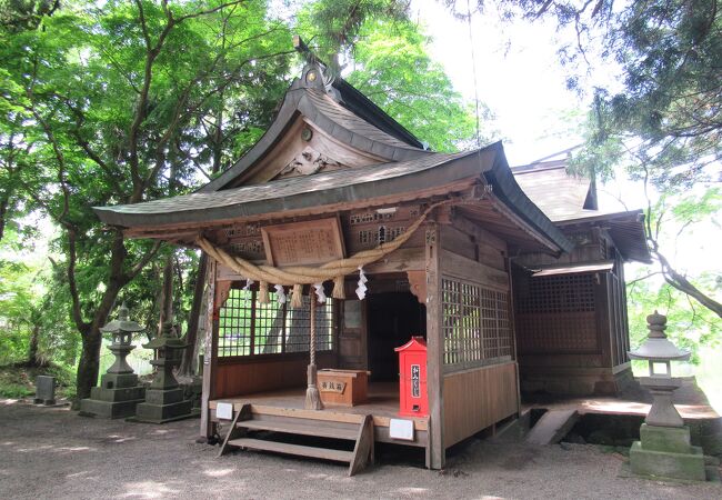 鳥居が湖の中に建っています