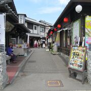 湯の坪街道沿いに入口があります