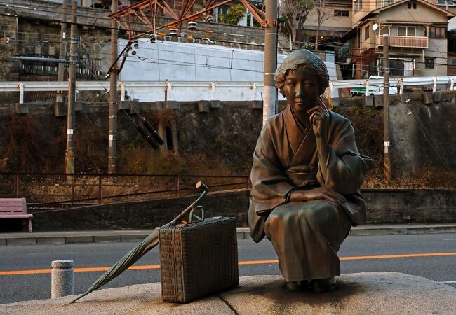 尾道本通り商店街の入口あたりにある：林芙美子像