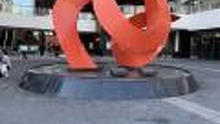 赤いモニュメント