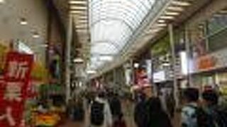 異国情緒漂うアーケード商店街