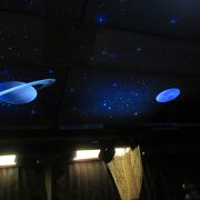 バス車内の天井はプラネタリウム