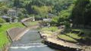 麓川沿いにあります