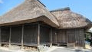 茅葺の棟がつながっています