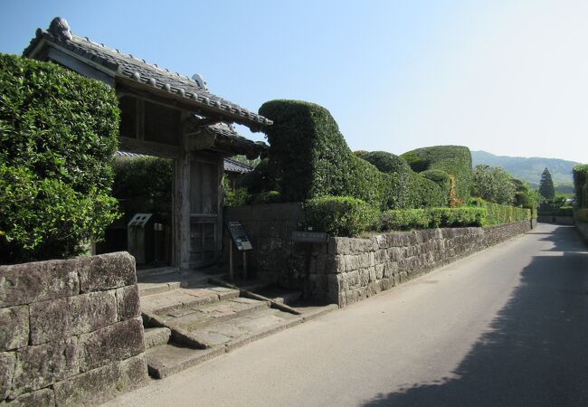 室内に広がった布が印象的です