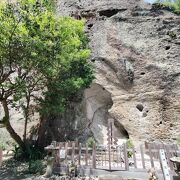 世界遺産の日本最古の神社は御神体が45ｍを超える巨岩だった