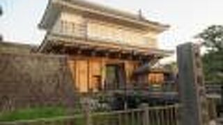 城山の前にあります