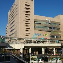 豊田市駅東口の北側の大きなビルです。