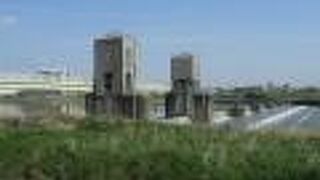 かつては竹製だった、用水への取水用の堰