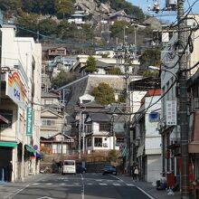 アーケード東端部から千光寺を見上げる景色