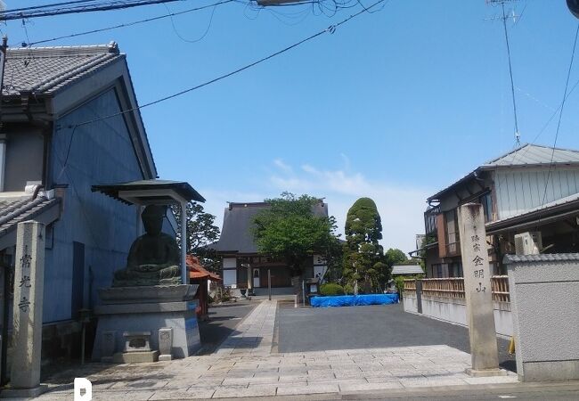 入り口付近の大仏が特徴的な寺院