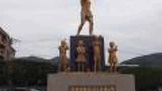 そばにはたくさんの千羽鶴がありました。