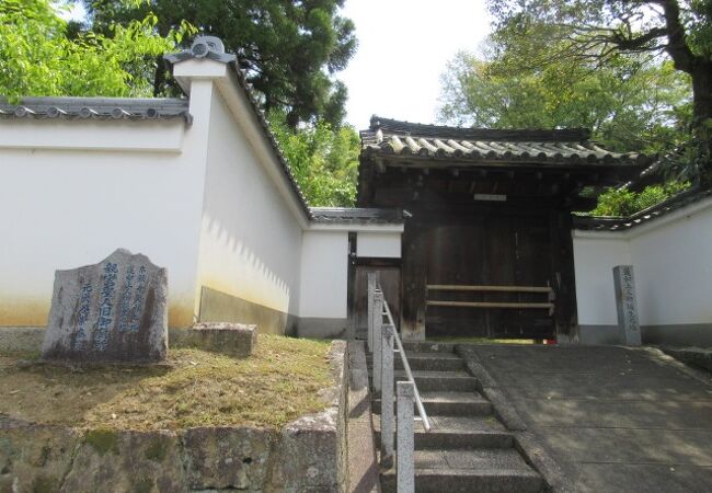 親鸞聖人旧御廟所 本願寺発祥の地 蓮如上人御誕生の地の碑