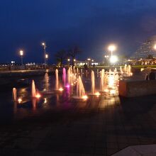 ライトアップのメリケンパーク噴水広場