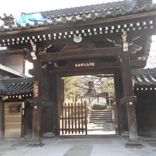 立派な山門が目立ちます。