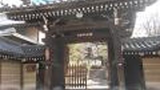 荘厳な感じのする瓦屋根の山門