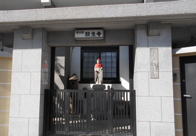 入口のすぐ中のところに仏像が飾られています。