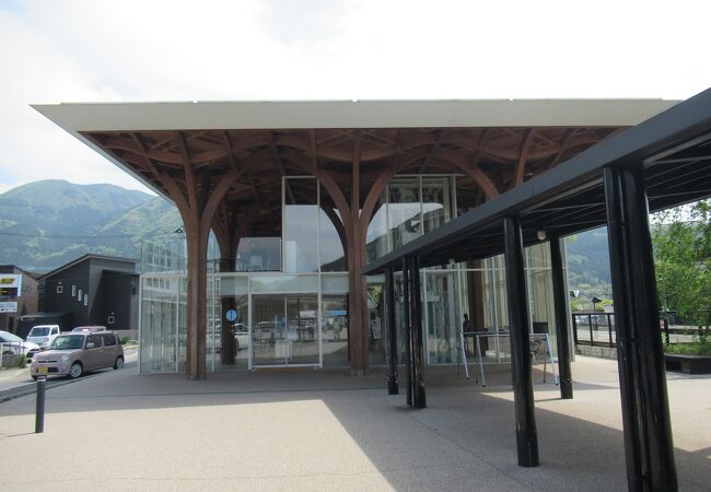 由布院駅の隣にあります